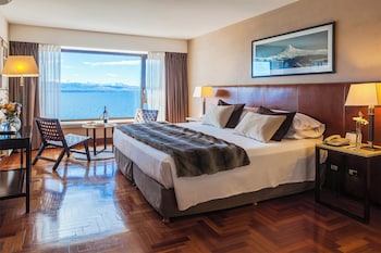 Deluxe Room, 1 King Bed, Lake View (Pool Access)