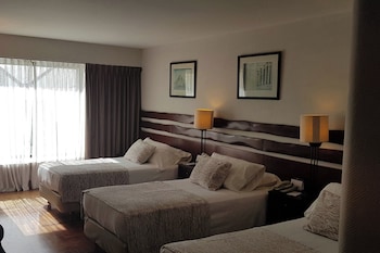 Classic Room, 3 Twin Beds (Pool Access)