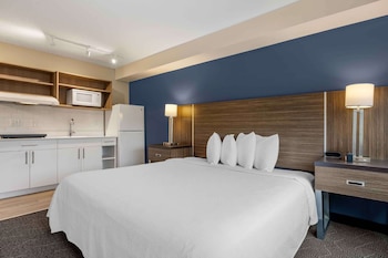 Standard Studio, 1 King Bed, Accessible Bathtub, Non Smoking
