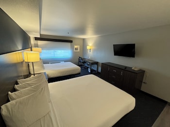 Standard Studio, 2 Queen Beds, Non Smoking, Refrigerator & Microwave