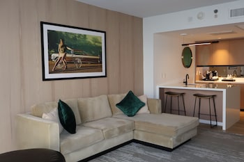 Room, 1 King Bed, Corner (High Floor)