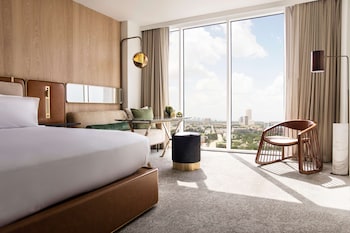 Room, 1 King Bed, Accessible, Bathtub (Mobility & Hearing, High Floor)