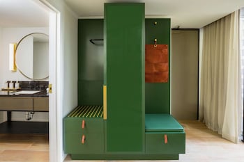 Room, 1 King Bed, Accessible, Bathtub (Hearing & Mobility)