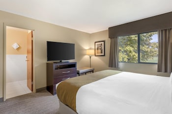 Suite, 1 King Bed, Balcony, Golf View (Living Room)