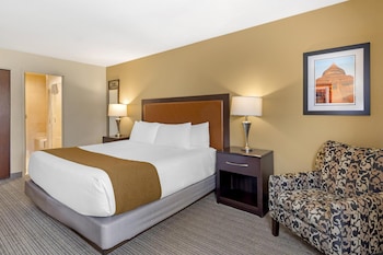 Suite, 1 King Bed, Refrigerator & Microwave, Golf View (Living Room)