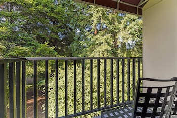 Standard Room, 1 Queen Bed, Refrigerator, Golf View