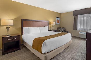Suite, 1 King Bed, Refrigerator & Microwave, Golf View (Living Room)