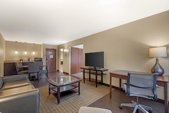 Suite, 1 King Bed, Refrigerator & Microwave, Golf View (Living Room)