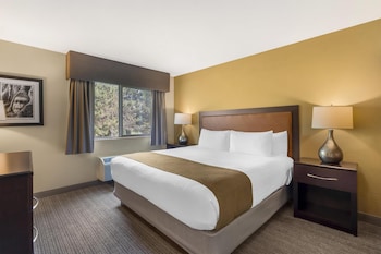 Suite, 1 King Bed, Balcony, Golf View (Living Room)