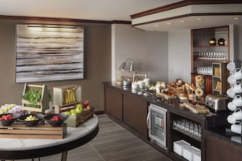 Executive Room, 1 King Bed, Club Lounge Access (King Room-Club Level, Closed Weekends)