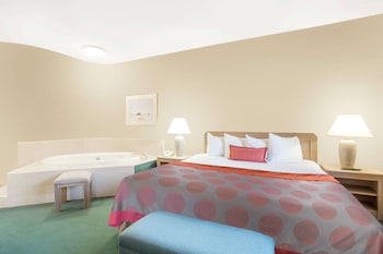 Deluxe Suite, 1 King Bed, Non Smoking (One-Bedroom)