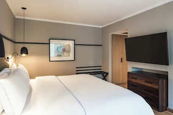 Junior Room, 1 Queen Bed