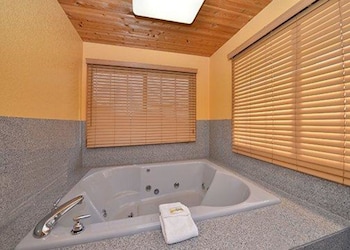 Suite, 1 King Bed with Sofa bed, Non Smoking