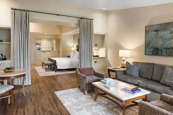Grand Suite, 1 King Bed, Fireplace (Bungalow)