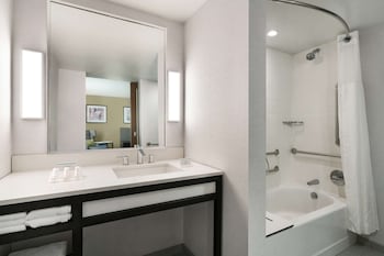 Studio, 1 King Bed, Accessible (Hearing Accessible)