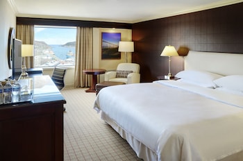 Club Room, 1 King Bed, Harbor View
