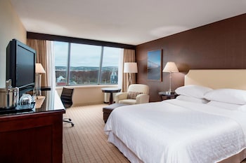 Club Room, 1 Queen Bed, City View