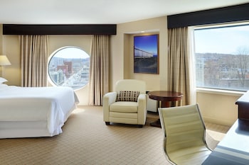 Club Room, 1 Queen Bed, City View