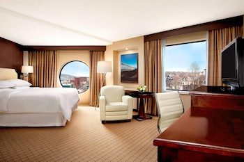 Club Room, 1 Queen Bed, City View