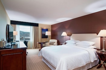Club Room, 1 Queen Bed, City View