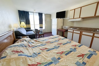 Room, 1 King Bed, Smoking