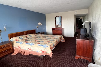 Room, 1 King Bed, Smoking, Jetted Tub