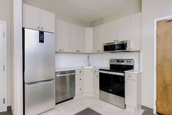 Suite, 1 Bedroom, Mountain View (1 Queen Bed)