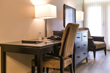 Room, 2 Queen Beds, Non Smoking, Front Courtyard View (Ground Level)