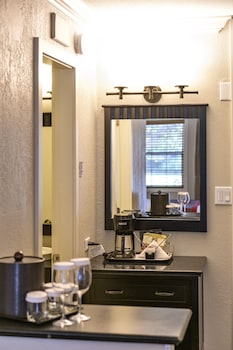 Room, 2 Queen Beds, Non Smoking, Front Courtyard View (Ground Level)