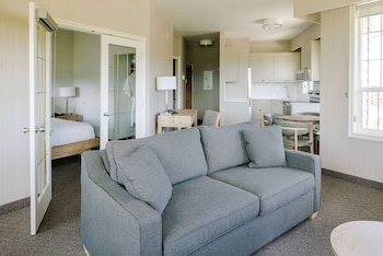 Suite, 1 Bedroom, Mountain View, Corner (1 Queen Bed)