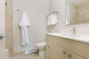 Suite, 1 Bedroom, Mountain View, Corner (1 Queen Bed)