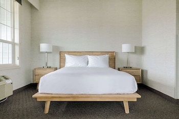 Suite, 1 Bedroom, Mountain View, Corner (1 Queen Bed)