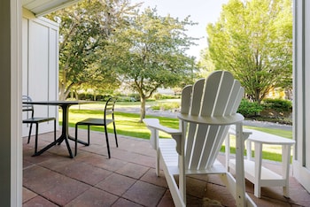Room, 2 Queen Beds, Non Smoking, Front Courtyard View (Ground Level)