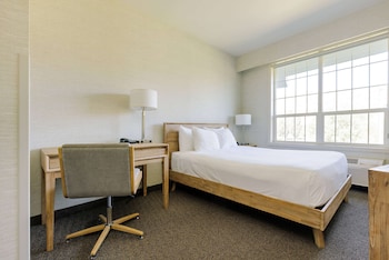 Suite, 1 Bedroom (1 Queen Bed, Mobility, Balcony)