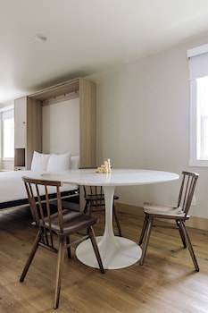 Suite, 1 Bedroom, Non Smoking, Courtyard View (Upper-Level)