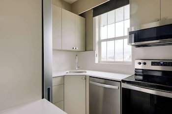 Suite, 1 Bedroom, Mountain View, Corner (1 Queen Bed)