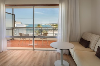 Family Lateral Sea view (2 adults+2 children)