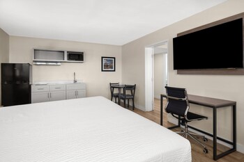 2 King Beds, Deluxe Suite, Kitchenette, Non-Smoking