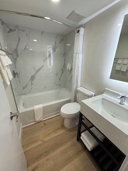 2 King Beds, Deluxe Suite, Kitchenette, Non-Smoking