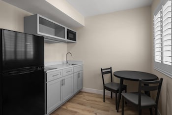 Room, 2 Queen Beds, Non Smoking, Kitchenette