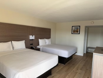 Room, 2 Queen Beds, Non Smoking, Kitchenette