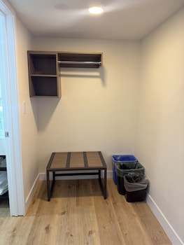 Room, 1 King Bed, Non Smoking, Kitchenette