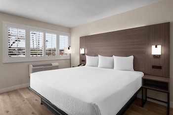 Room, 1 King Bed, Accessible, Non Smoking (Mobility, Bathtub w/Grab Bars)