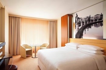 Deluxe Room, 1 Queen Bed