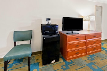 Room, 2 Double Beds, Mobility Accessible, Non Smoking (Mobility, Roll-in Shower)