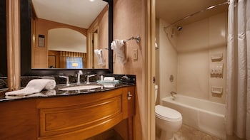 Standard Room, 1 King Bed, Refrigerator, Pool View
