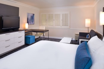 Executive Room, 1 King Bed, Non Smoking, Refrigerator (Shower Only)