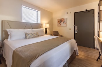 Deluxe Room, 1 King Bed, Accessible, Refrigerator & Microwave