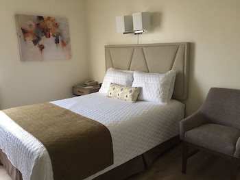 Deluxe Room, 1 Queen Bed, Refrigerator & Microwave