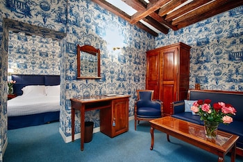Suite, Bathtub, Courtyard View